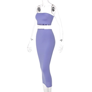 Vue latérale d'un ensemble violet deux pièces avec haut bustier et jupe moulante