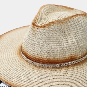 Detailansicht eines Stroh-Cowboyhuts mit Farbverlauf und funkelndem Strass-Dekorband