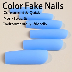 Faux ongles longs bleu clair mats présentés en rangée sur un fond beige neutre