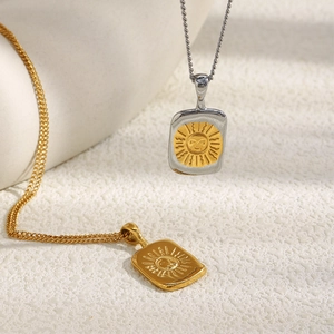 Vue détaillée du pendentif soleil en relief or 18 carats et argent sur chaîne