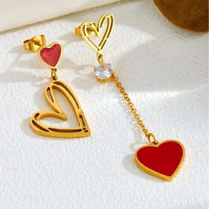 Asymmetric heart earrings with red enamel and clear zircon in a golden finish