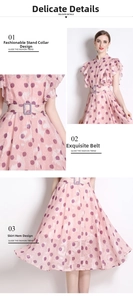 Nahaufnahme von rosa gepunktetem Kleid mit Stehkragen, Rüschenärmeln und Gürteltaille