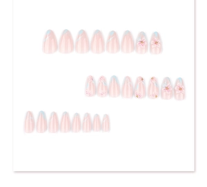 Détail de faux ongles amande avec fleurs 3D et texture de marbre élégante