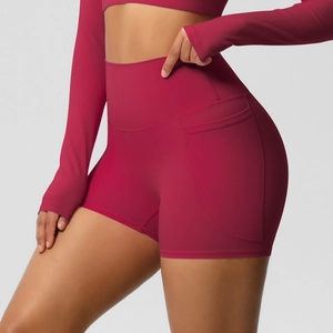 Détail du short de yoga taille haute bordeaux avec poche latérale fonctionnelle