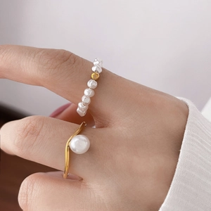 Ensemble de bagues en perles plaquées or 18 carats au design élégant sur main