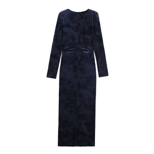 Abito midi in velluto blu scuro a maniche lunghe con elegante motivo floreale a rilievo
