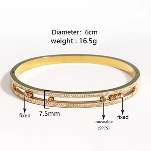 Détail d'un bracelet jonc carré en acier titane doré avec cinq diamants mobiles