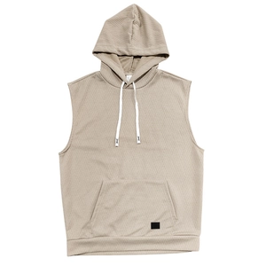 Détail du gilet à capuche beige pour hommes montrant la texture jacquard et le cordon
