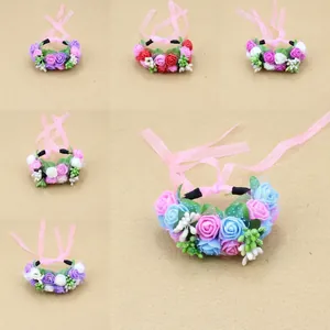 Detailansicht von handgefertigten Rosen-Handgelenkskorsagen mit verstellbaren Satinbändern