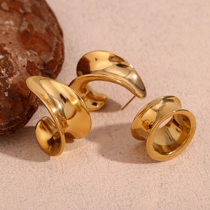 Bague épaisse et boucles d'oreilles crochet en plaqué or 18K sur socle en pierre