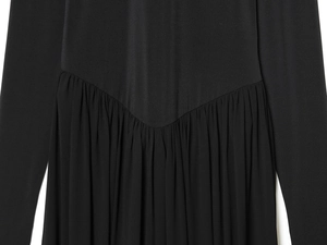Détail de la combinaison noire à manches longues avec taille en V et texture plissée fine