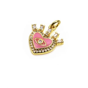 Dettaglio del ciondolo a corona a forma di cuore con smalto rosa e motivo malocchio