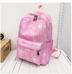 Detalle de mochila rosa con patrón de corazones, costuras ondeadas y cuero sintético
