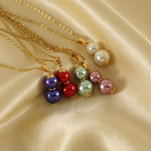 Dettaglio macro delle collane in acciaio inox 18k con ciondoli di perle colorate