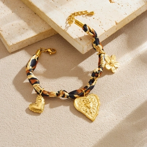 Bracciale leopardato con ciondoli a forma di fiore e cuore dorati su pietra
