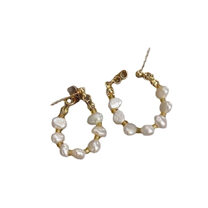 Elegantes pendientes de perlas naturales de agua dulce blancas con anillos de metal dorado