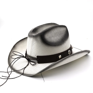 Détail d'un chapeau de cowboy en paille avec bande en cuir et rivets en étoile