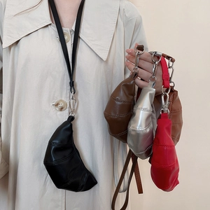 Détail de mini sacs en bandoulière en forme de croissant en cinq coloris avec fermoirs