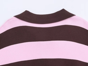 Dettaglio del colletto polo in maglia a righe rosa e marroni con trama fitta