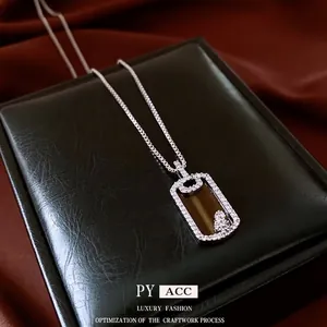Collier vintage avec pendentif carré en oeil de tigre et chaîne argentée sur écrin