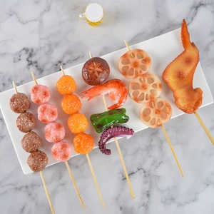 Modello realistico di spiedini barbecue artificiali e ala di pollo arrosto su piatto