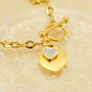 Bracelet coeur en acier doré avec pendentif en cristal pavé et fermoir à bascule en T