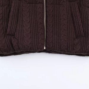 Giacca da donna in maglia a trecce marrone scuro con zip in metallo e tasche
