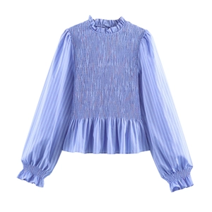 Blouse à fines rayures bleu clair avec col montant plissé et détails smockés