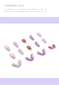 Détails de faux ongles amande mauves avec motifs papillon, fleur et damier élégants