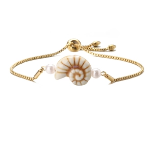 Dettaglio del bracciale regolabile in oro con pendente a nautilus e perle bianche fini