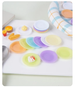 Vue détaillée de dessus d'assiettes miniatures de 3,5 cm en plastique coloré pour poupées