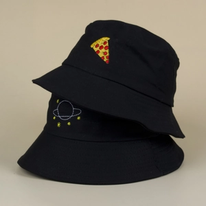 Détails de broderies pizza et planète sur des bobs en sergé de coton noir de qualité