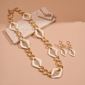 Ensemble collier et boucles d'oreilles doré avec losanges sertis de diamants et fermoir OT