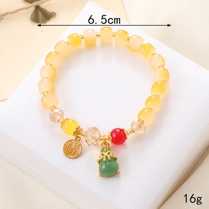 Bracelet en perles de verre jaune avec fleur de muguet, pendentif Fu et gourde verte