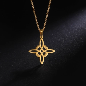 Nahaufnahme der goldenen Keltischer Knoten Halskette auf einer schwarzen Texturplatte