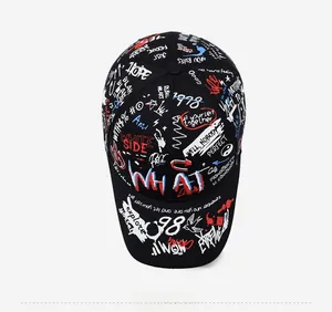 Détail de la casquette en coton avec graffiti street art noir et lettrage hope stylisé