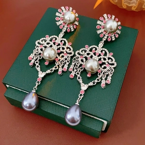 Détails de boucles d'oreilles vintage avec strass roses et perles grises en goutte