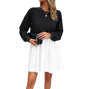 Robe bicolore élégante avec haut noir à col rond et manches longues et jupe plissée blanche