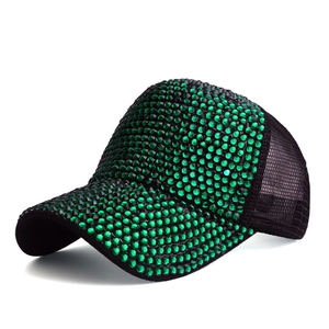 Dettaglio del cappello trucker nero con strass verdi densi e rete traspirante