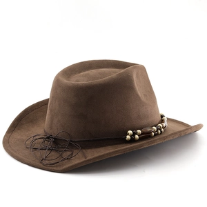 Détail d'un chapeau de cowboy en daim marron avec cordon tressé et perles décoratives