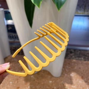 Close-up of bright yellow matte headband featuring wave-shaped non-slip inner teeth