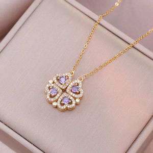 Collier en acier doré avec pendentif trèfle à quatre cœurs et cristaux violets