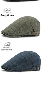 Detalle de gorras planas vintage con hebillas de metal y textura de cuadros oscuros
