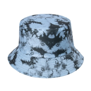 Dettaglio del cappello pescatore tie-dye blu e nero con trama in cotone twill durevole