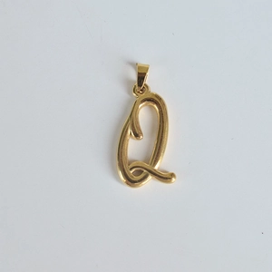 Détail du pendentif lettre Q en acier inoxydable doré 18K avec finition polie