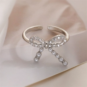Dettaglio macro dell'anello a fiocco argento con zirconi e eleganti accenti di perle
