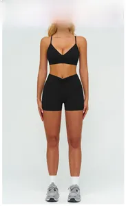 Dettaglio del set sportivo nero con reggiseno a V e pantaloncini a vita alta per lo yoga