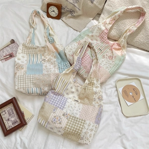 Dettaglio di borse tote patchwork floreali con cuciture e motivi di tessuto vintage