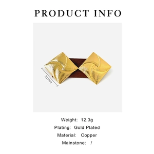 Detail specifications of gold plated geometric earrings with size and weight measurements