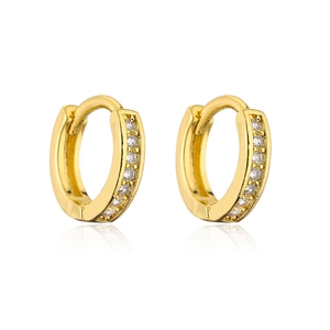 Dettaglio di un paio di orecchini a cerchio placcati oro 18K con pietre di zircone